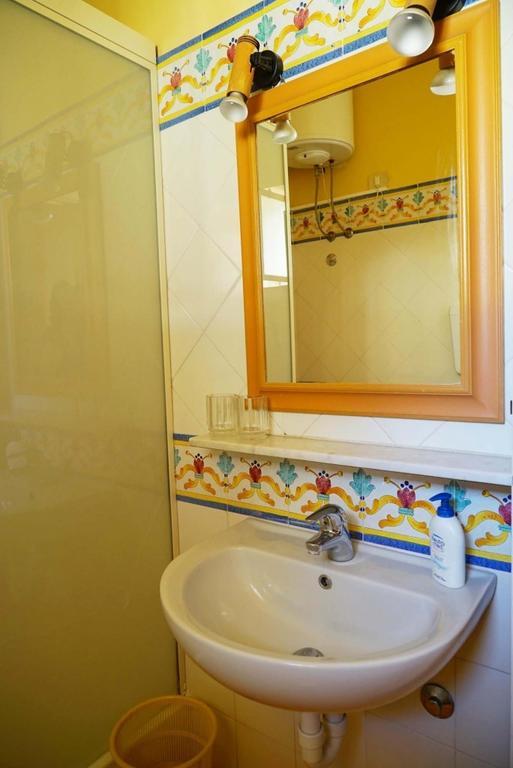 Bed And Breakfast Riviera Di Chiaia Turrisi Naples Bilik gambar