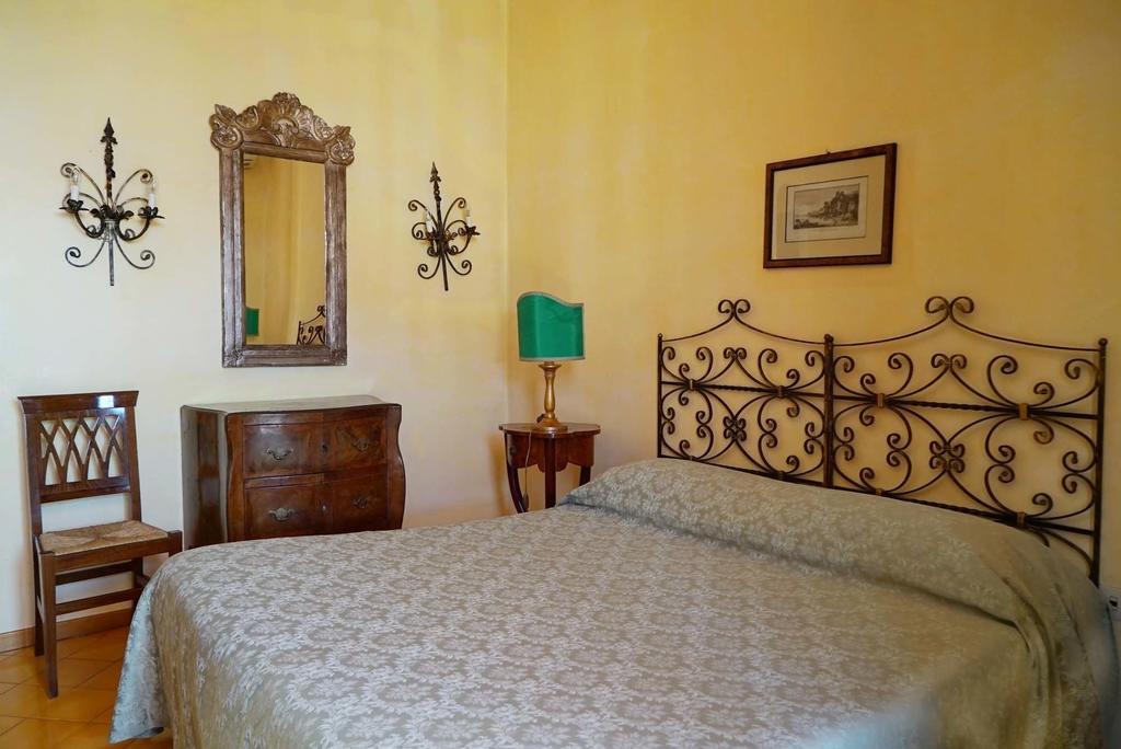 Bed And Breakfast Riviera Di Chiaia Turrisi Naples Bilik gambar